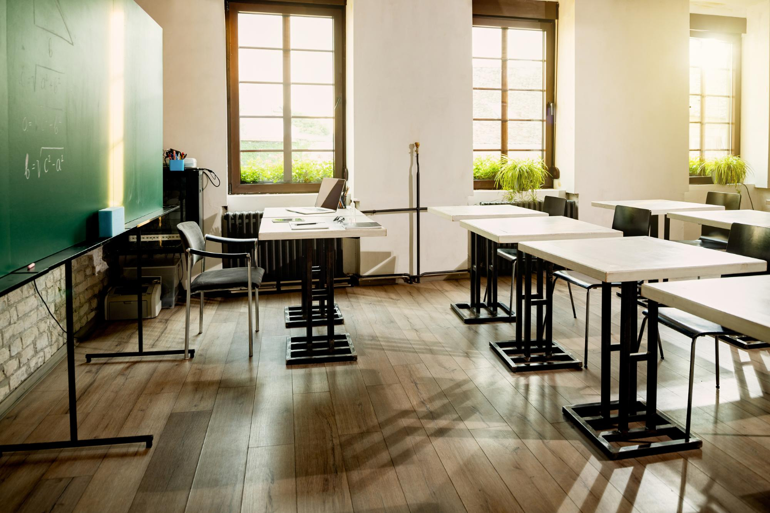 Imagem de um aluno com um caderno